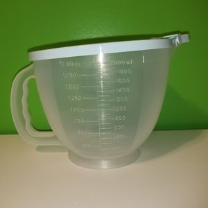 Tupperware Classic 8 cup Mix ‘N Stor Pitcher